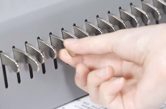 01 Deli 3873 tarak ciltleme makinesi operasyon Video