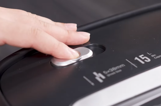 01 Deli E9947 kağıt parçalayıcı